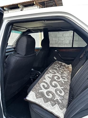 бюджетные авто: Mercedes-Benz E-Class: 1991 г., 2.3 л, Механика, Бензин, Седан — 7