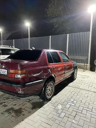 есть трещина: Volkswagen Vento: 1992 г., Ручные, Бензин, Седан — 8