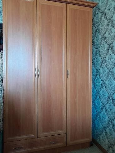 бу шкафы: Трёхстворчатый платяной шкаф из ЛДСП под дерево. - Классический — 1