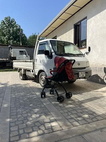 Компактный бортовой малотоннажный грузовик Nissan (правый руль)