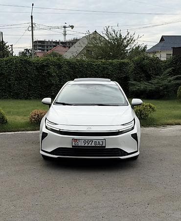 Toyota Corolla: 2026 г., 1.8 л, Вариатор, Гибрид, Седан — 2