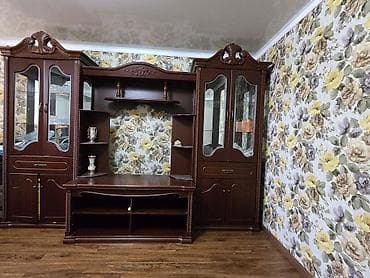 Классическая стенка для гостиной из тёмного дерева (цвет махагон)