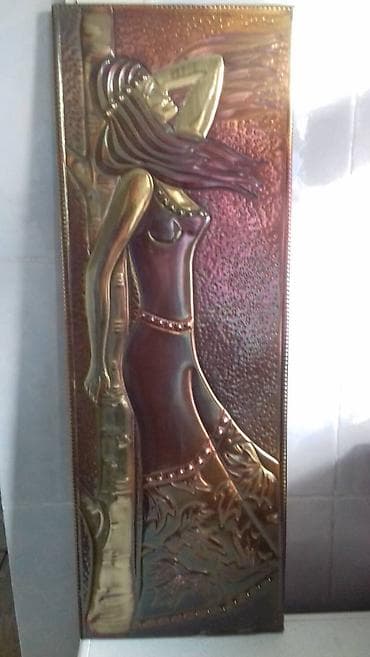 Картина-чеканка "Девушка у дерева"