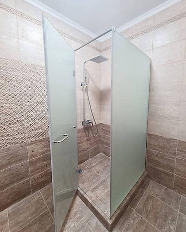 Терезелер жана комплектөөчүлөр: Угловая душевая перегородка с матовым стеклом - обязательный элемент — 8