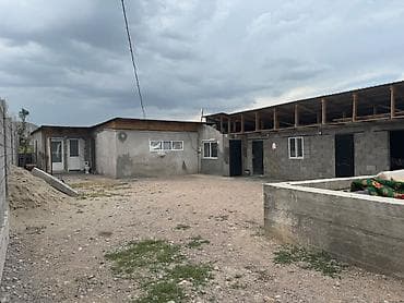 гараж в аренду бишкек: Продаётся участок с жилыми и хозяйственными постройками. - Просторный — 1