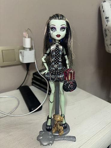 оюнчуктар: Продаю кукол monster high: 1)Твайла «Скарместр» - 3500 сом 2)Френки — 3
