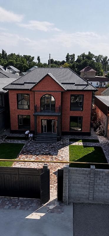 эмне сай: 🏡 САТЫЛАТ! ЗАМАНБАП ЖАНА КЕҢ ҮЙ 📍 Үйдүн жалпы аянты: 185 м² 🏠 Эки — 1