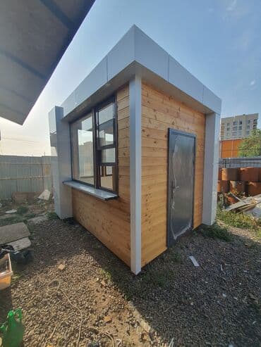 Небольшой торговый павильон с деревянной отделкой и окном выдачи