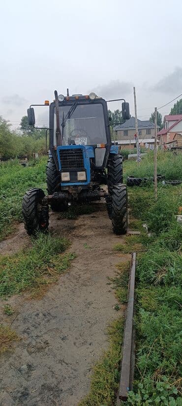 трактор беларус: Трактор МТЗ синего цвета, оснащенный кабиной с большой площадью — 1