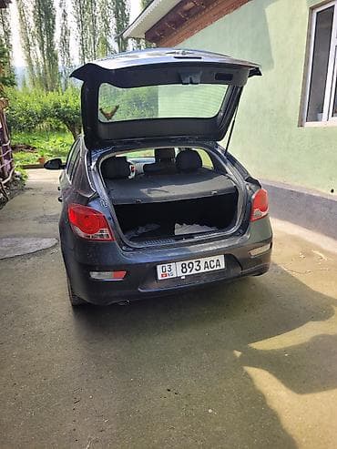 киа карнивал салон: Chevrolet Cruze: 2012 г., Хэтчбэк — 4