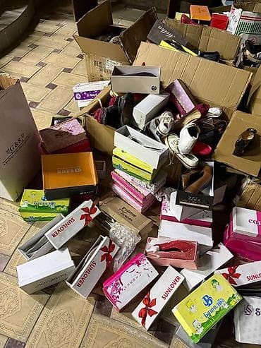 бутсы зальные детские: Продаются коробки с обувью — кроссовки, туфли и разные пары. Всего — 4