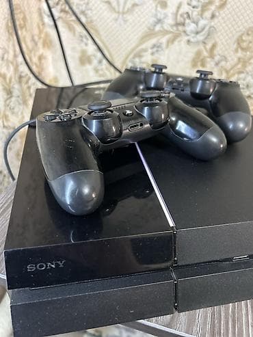 Sony PlayStation 4 (оригинальная «fat» версия) с двумя беспроводными at lalafo.kg Sony PlayStation 4 (оригинальная «fat» версия) с двумя беспроводными