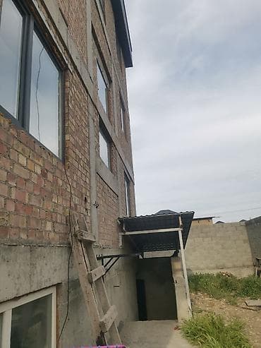 без мебели: Продаётся трёхэтажный кирпичный дом с цокольным этажом. Основные — 3