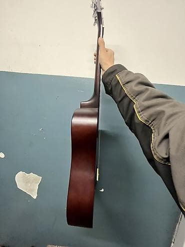 порожки: Акустическая гитара типа дредноут с вырезом (cutaway), 6 струн — 3