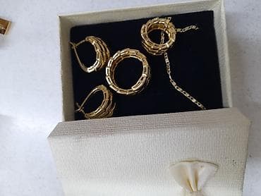 Золотой комплект украшений в подарочной коробке. Состав: -