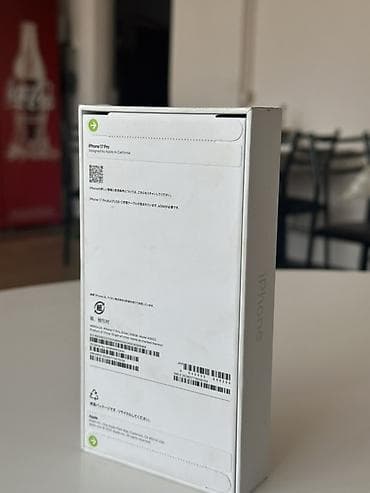 IPhone 17 Pro — фирменная коробка - Модель: iPhone 17 Pro (указано на