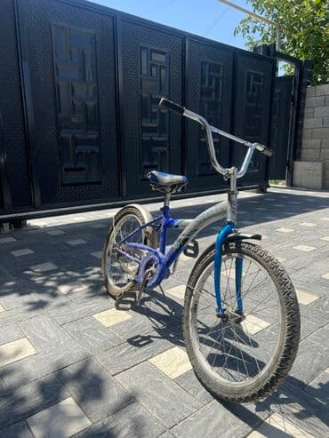 покупаем шины бу на переработку цена: Велосипед с рамой синего и серого цветов, оснащенный черными шинами и — 2