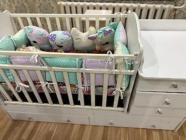 Белая детская кроватка с комодом и ящиками для хранения. Изготовлена