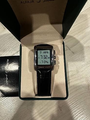 Часы ALFAJR – электронные наручные часы с исламским календарём и