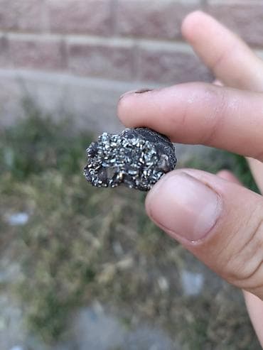 минерал: Минерал/самородок с металлическим блеском - Небольшой образец тёмной — 3