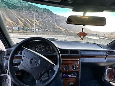 экран для машины: Mercedes-Benz — E220 - Классический интерьер с синим текстильным — 1