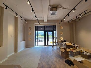 продаю офис 107 м² с ремонтом с мебелью административное здание 1 этаж: Ала Арча ТРЦ Сдается помещение под офис кофейню магазин Площадь — 3