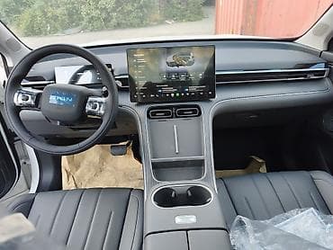 пинин ио: AION i60 — пятиместный SUV. Кузов и дизайн: - Белый кузов, система — 6