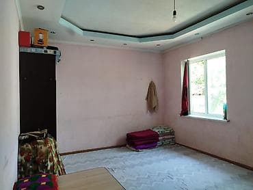 Просторная комната с большим окном и высоким многоуровневым потолком с lalafo.kg да Просторная комната с большим окном и высоким многоуровневым потолком с