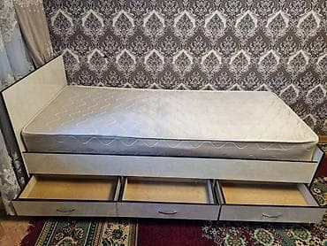 продаю офисный стол: Односпальная кровать, Б/у, С матрасом, длина - 200 см — 1
