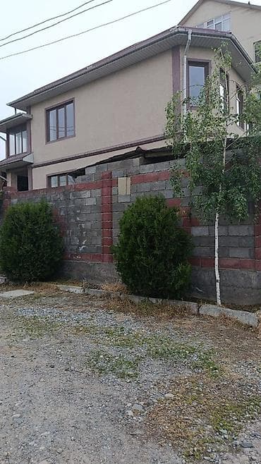 бекер уй: Двухэтажный дом с огороженным участком и коваными воротами угловое — 8