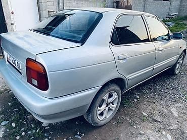 сербы 1: Седан серебристого цвета, компактного класса — 2