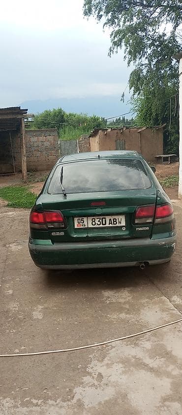 битую машину: Mazda 626, зеленый седан (поколение конца 1990‑х – начала 2000‑х). - — 4