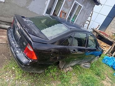 Ford Focus седан, черный, 4 двери. Кузов с задним спойлером — 1