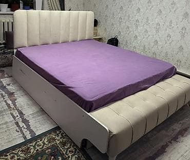Двуспальная кровать с мягким изголовьем Характеристики: - Размер