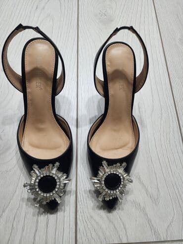 Черные туфли в идеальном состоянии,одевались 1 раз, размер 38,на узкую