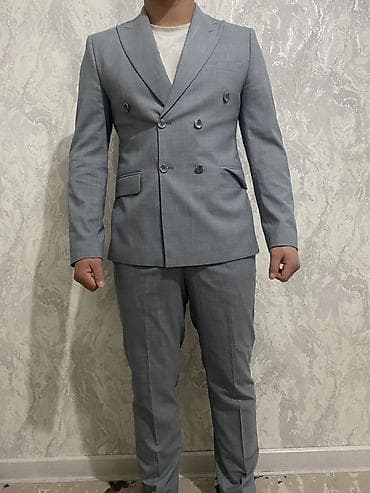 Двубортный мужской костюм WINDSOR в светло-сером цвете с ненавязчивой