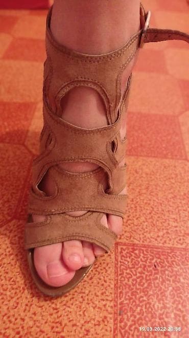 Ботинки и ботильоны: Продаю босоножки на каблуках. 
WhatsApp — 1