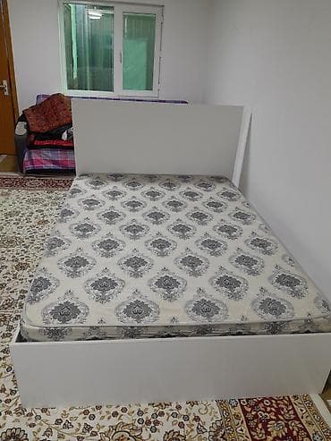 Кровати: Б/у Кровать с матрасом двухспальная ширина140см длина190 см - — 2