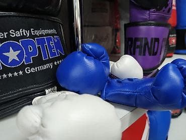 Перчатки: Символические боксеркие перчатки брелоки брелки в спортивном магазине — 1