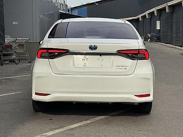 микра афтобус: Toyota Corolla: 2019 г., 1.8 л, Вариатор, Гибрид, Седан — 4