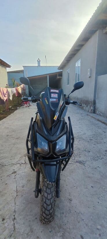 Скутер/мопед 50–125 см³ (визуально — дорожный/скутер эндуро-стиля)