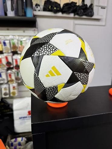 Мячи: Футбольный мяч Adidas (официальный матчевый формат). - Дизайн — 2