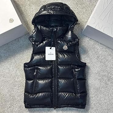монки: Пуховый жилет Moncler, черный, размер M. - Материал верха: глянцевая — 1