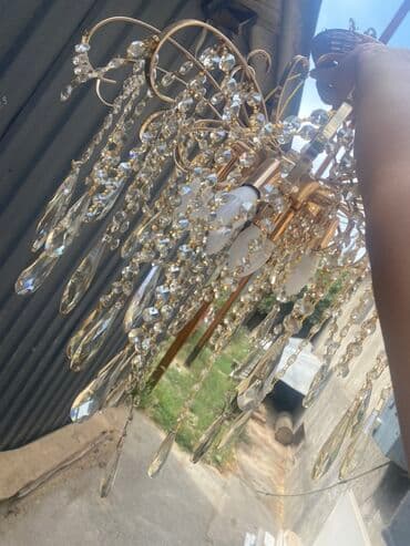 Большая люстра с золотистым металлическим каркасом и обилием