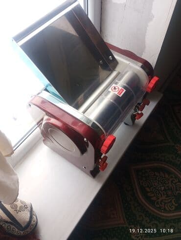 продаю оборудование для кафе: Тестораскаточная машина/лапшерезка настольная. срочно срочно продаю - — 1