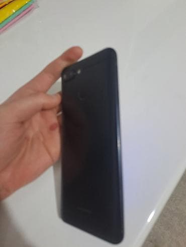 lg v30: Смартфон черного цвета с металлической задней крышкой и сканером — 3