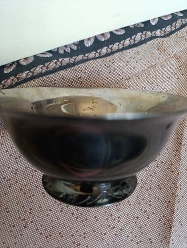 кружка металлическая: Продается чашка с ножкой посеребренная. мельхиор с надписью Ереван — 1