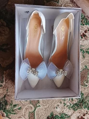 lark m2: Белые женские туфли-лодочки с декоративными бантами и стразами. - — 1