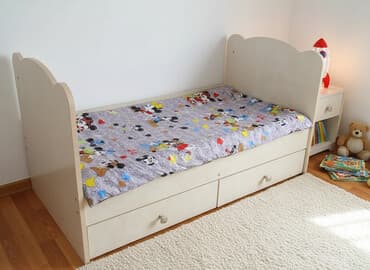 офисной стол: Детская односпальная кровать с бортиками и выдвижными ящиками для — 1