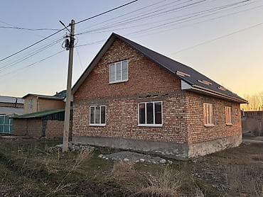 каретный двор: Продается кирпичный дом с мансардным этажом. Участок 4.5 сотых — 2